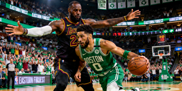 NBA季后赛东部决赛现场，勒布朗·詹姆斯防守杰森·塔图姆瞬间