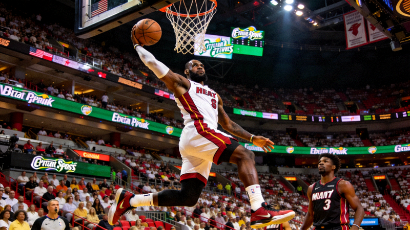 NBA季后赛东部决赛现场高清图片，勒布朗·詹姆斯突破上篮瞬间