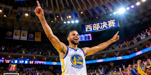 NBA季后赛西部决赛现场，斯蒂芬·库里投中关键三分后庆祝瞬间