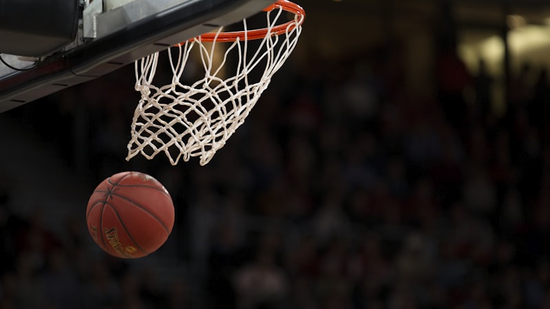 NBA篮球比赛现场高清图片，球员激烈对抗，观众席气氛热烈