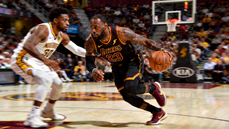 勒布朗·詹姆斯NBA季后赛关键突破瞬间，防守球员被甩开