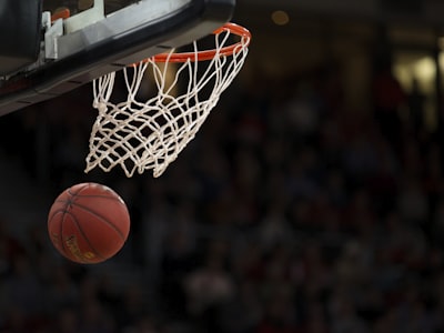 NBA篮球比赛现场高清图片，球员激烈对抗